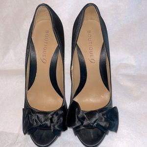 Boutique 9 Gia Black Satin Peep Toe Bow Platform Heels. Size 6